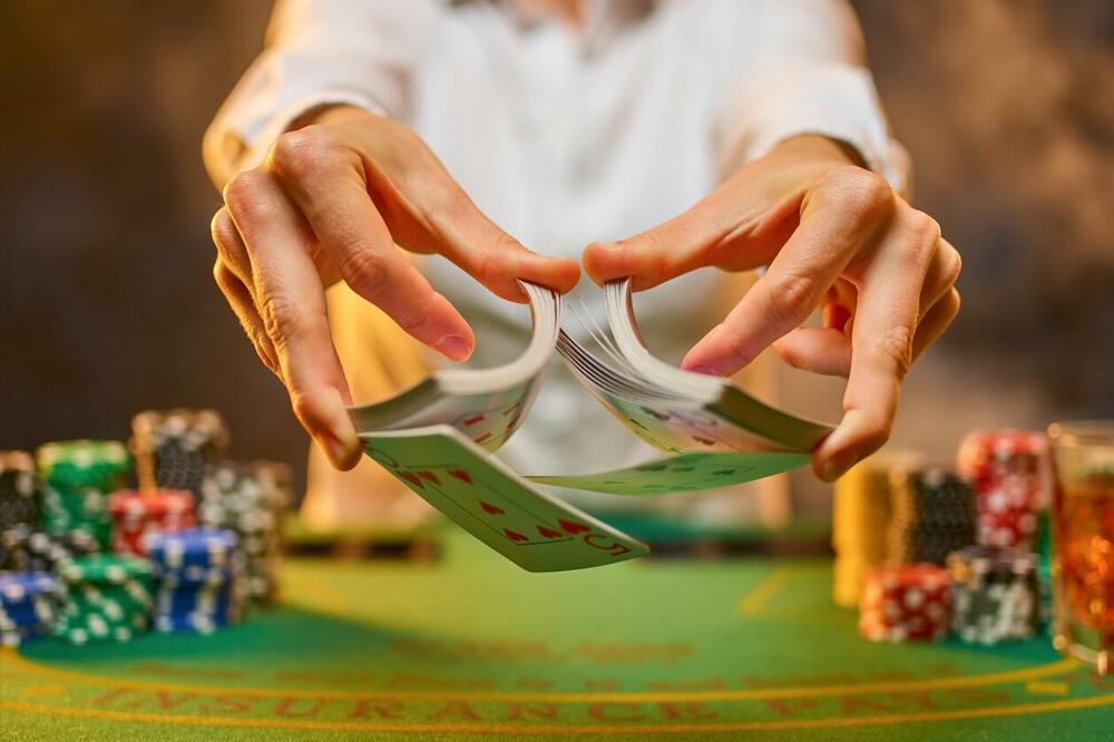 Članovi kriminalne grupe zatečene da igraju poker u budvanskom hotelu, za stolom bilo oko 300.000 eura
