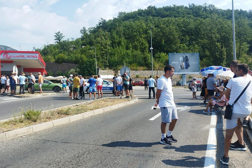 Crmničani ponovo blokirali saobraćaj ka tunelu Sozina