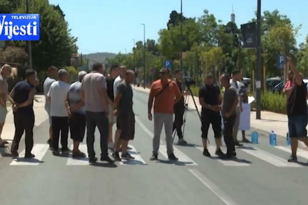 Mještani Kuća Rakića blokiralo saobraćaj ispred Opštine Tuzi - ukazali na problem sa vodom, strujom i putevima