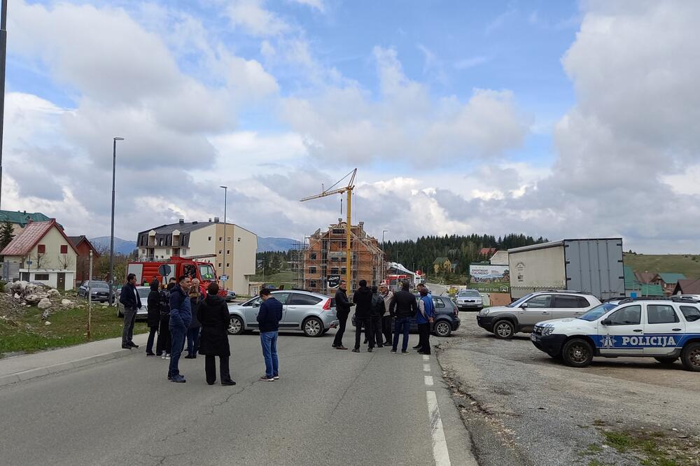 Na sat blokirali put Žabljak - Šavnik: Mještani traže da se izmjesti postojeća i ne dozvoli postavljanje nove betonjerke