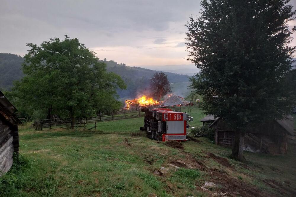 Pljevlja: Prevrnulo se vatrogasno vozilo, tri pripadnika SZS lakše povrijeđena