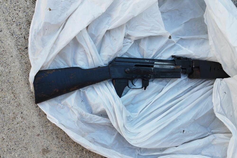 Policija pretresom kuće u Golubovcima pronašla i oduzela automatsku i vazdušnu pušku