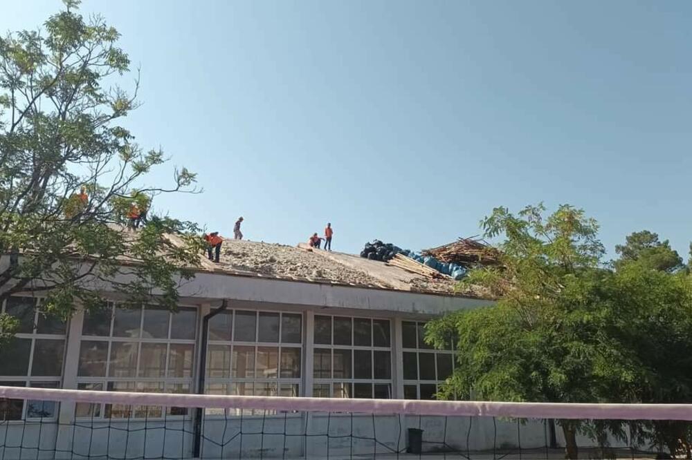 Tivat: Mijenjaju dotrajali krov na školi "Drago Milović"