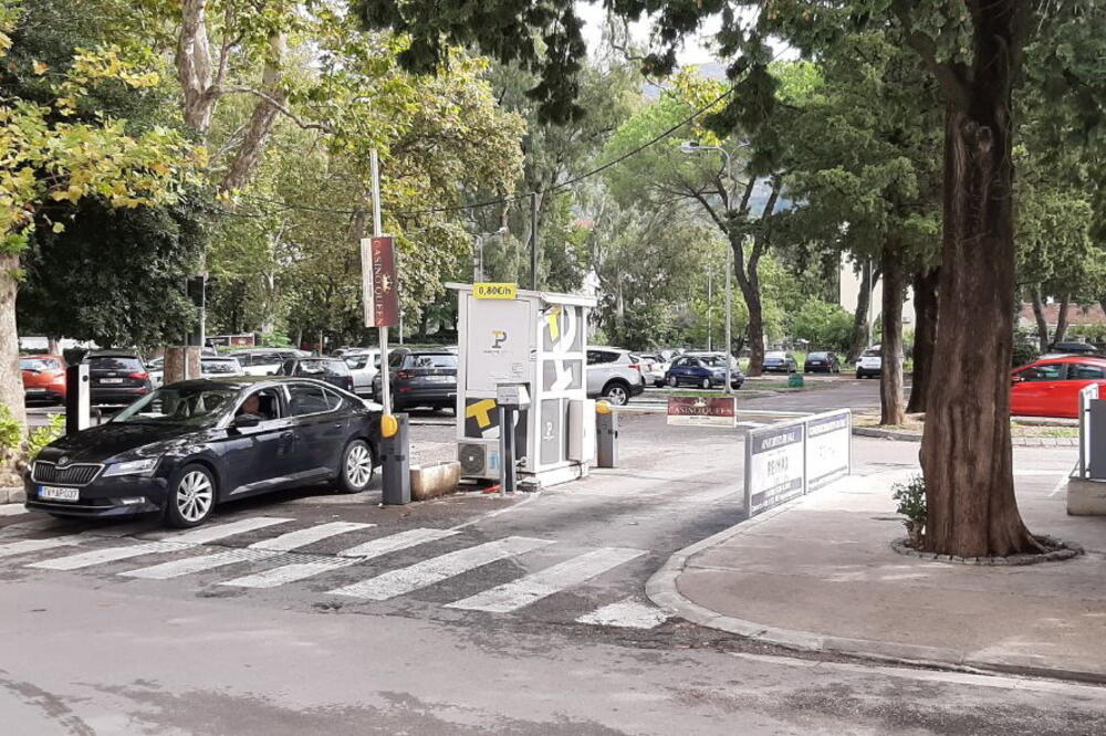 Tivat: "Parking servis" zaradio, ali parkinge i dalje gradi Opština