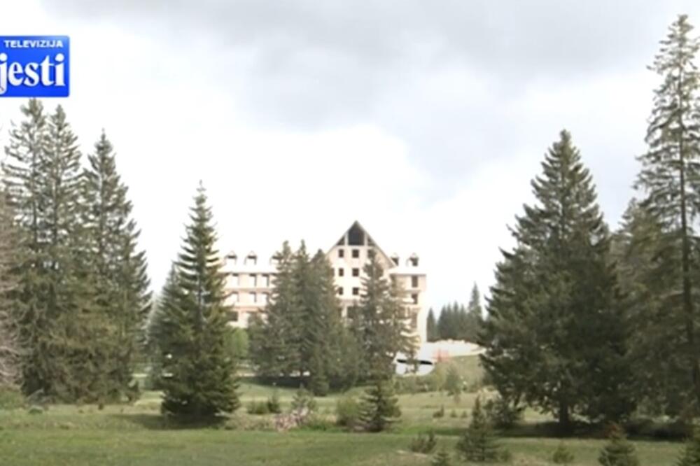 Turiste i posjetioce Crnog jezera i ove sezone dočekuje neuređeno i napušteno gradilište hotela Durmitor