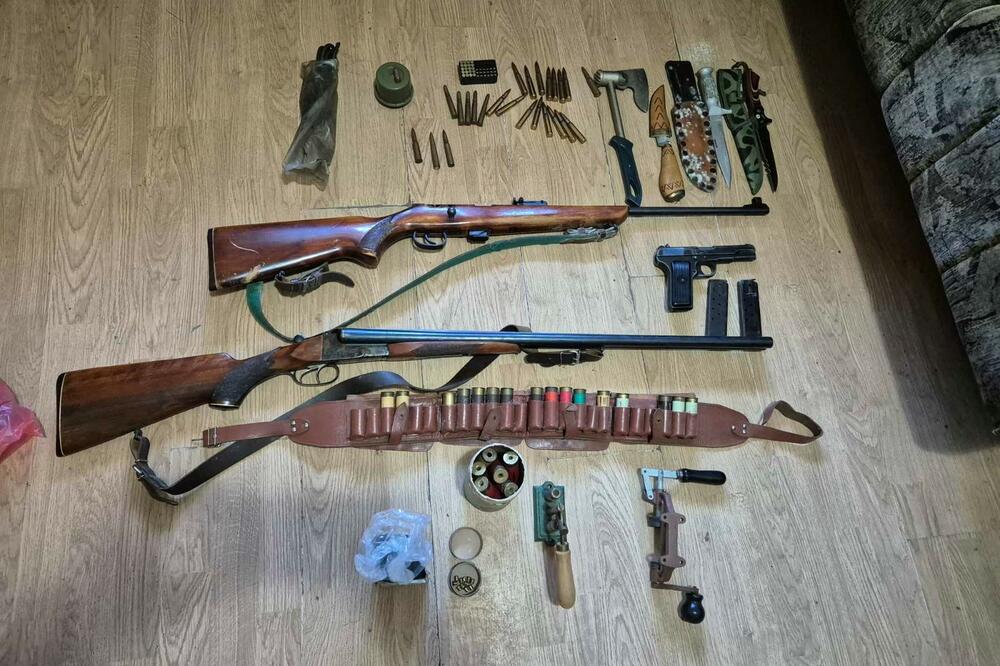 Uhapšen Kolašinac kod koga su pronađene puške, pištolj, municija...