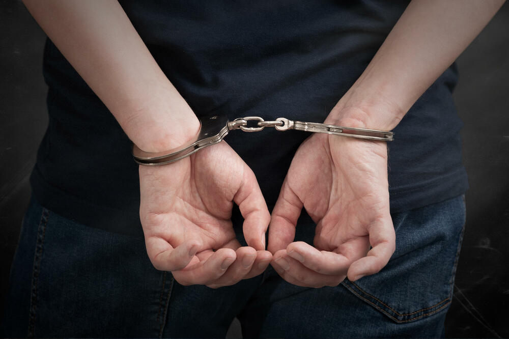 Uhapšen maloljetnik: Nakon svađe nožem izboo vršnjaka u predjelu grudnog košta