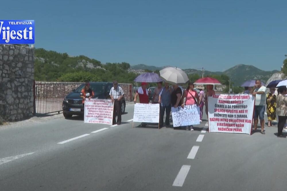 Visoke temperature nisu spriječile bivše radnike "Košute" da blokiraju put: Šćepanović ogorčena i na Đuraškovića