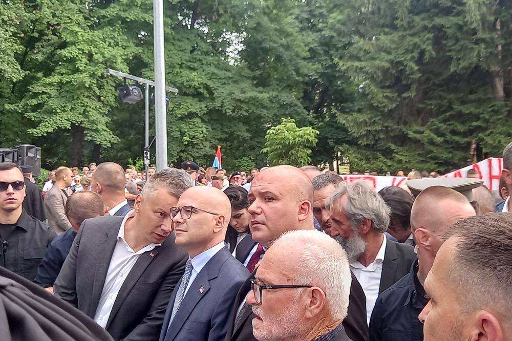 Vučević i Nešić na otvaranju spomenika Predragu Leovcu u Pljevljima
