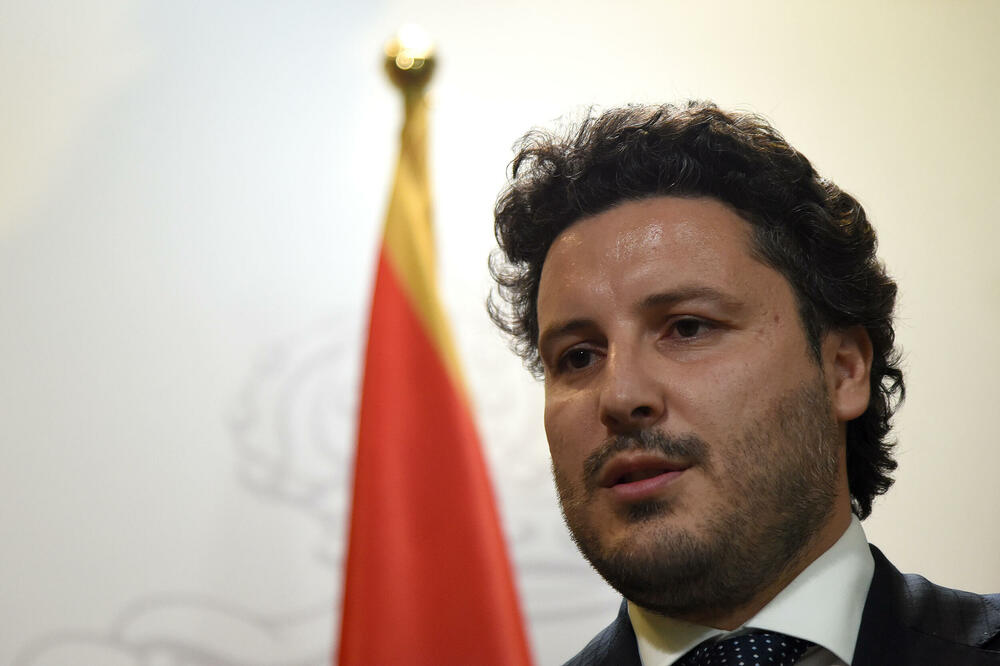 Abazović: Aerodromi jedan od najvrjednijih resursa, davljenici iz Vlade žele sve rasprodati i napustiti Crnu Goru