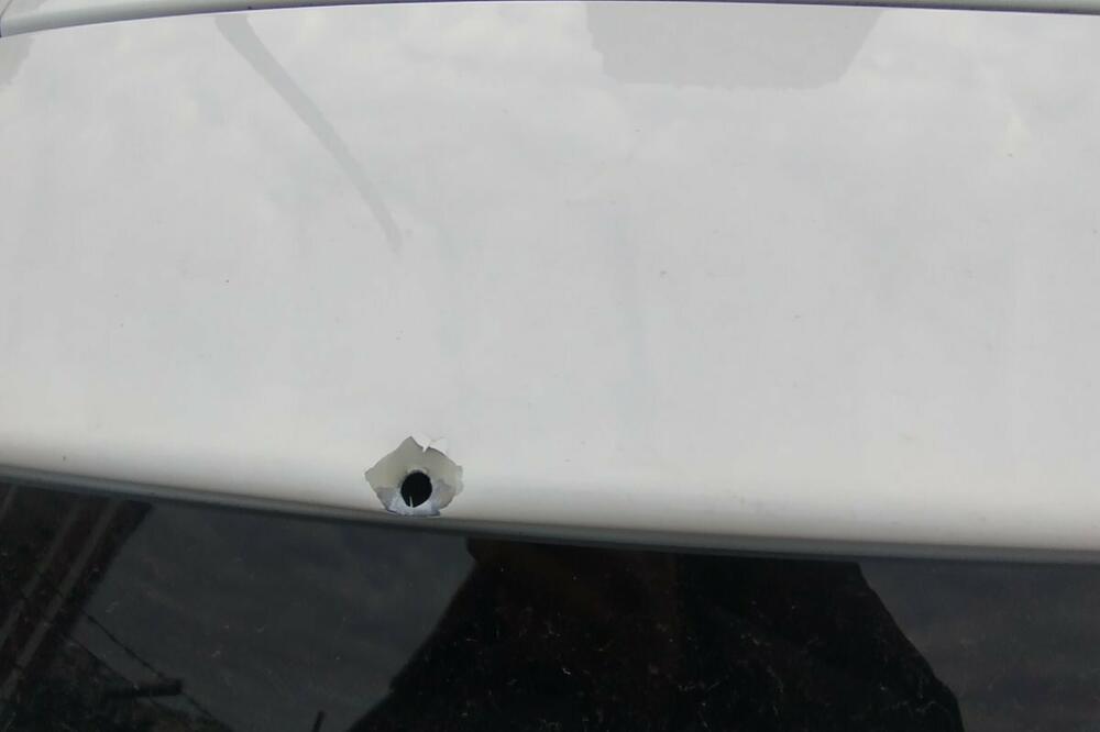 Ako im ih daju, pregledaće snimke: Policija kaže da pokušava da otkrije kako je metak završio u automobilu Podgoričanina