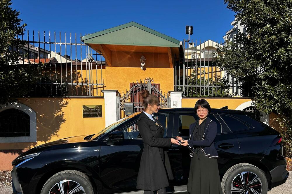 Ambasada Kine donirala hibridno vozilo Ministarstvu turizma