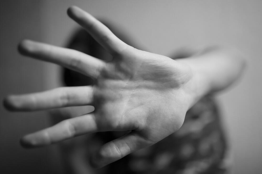 Andrijevica: Osmunjičen da je pijan bacio partnerku na pod, određeno mu zadržavanje do 72 sata