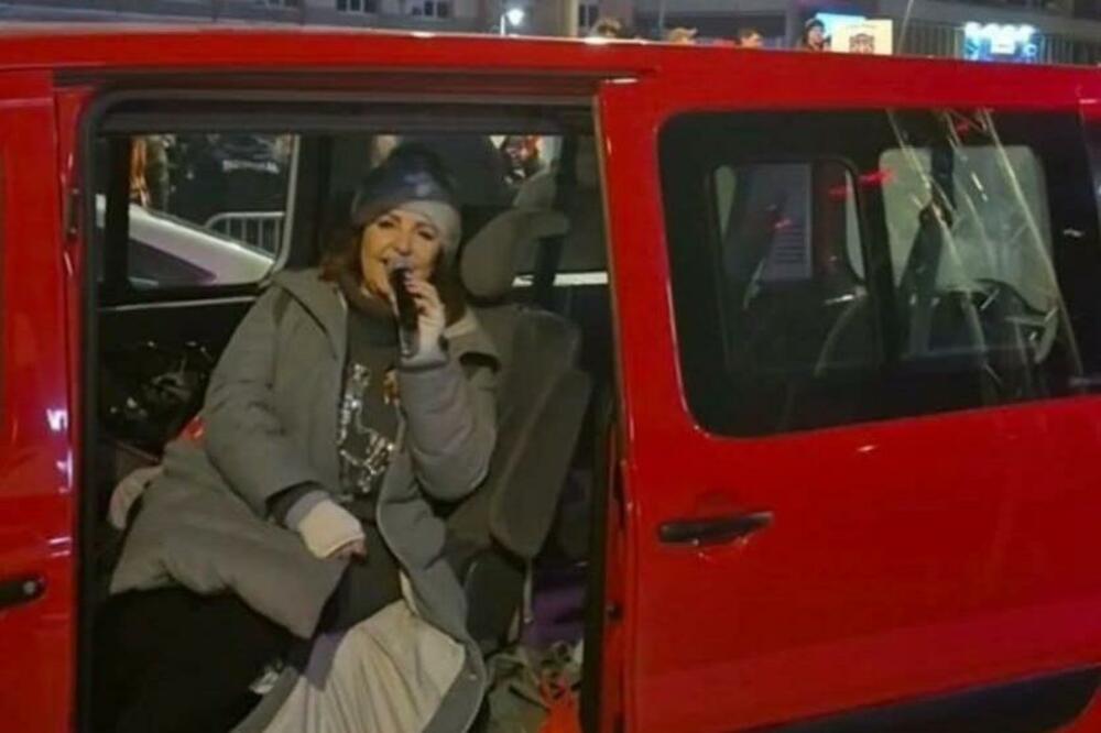 Anu Bekutu gađali grudvama: U Čačku protestovali zbog "besmislenog trošenja novca" na koncert