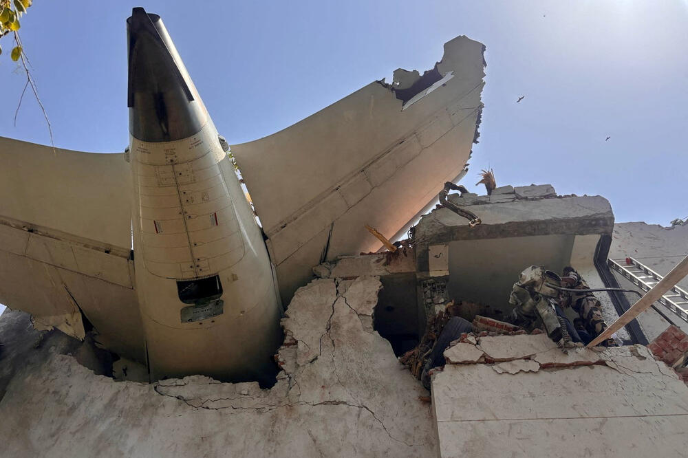 Avion sa 242 osobe se srušio u Indiji, nema preživjelih