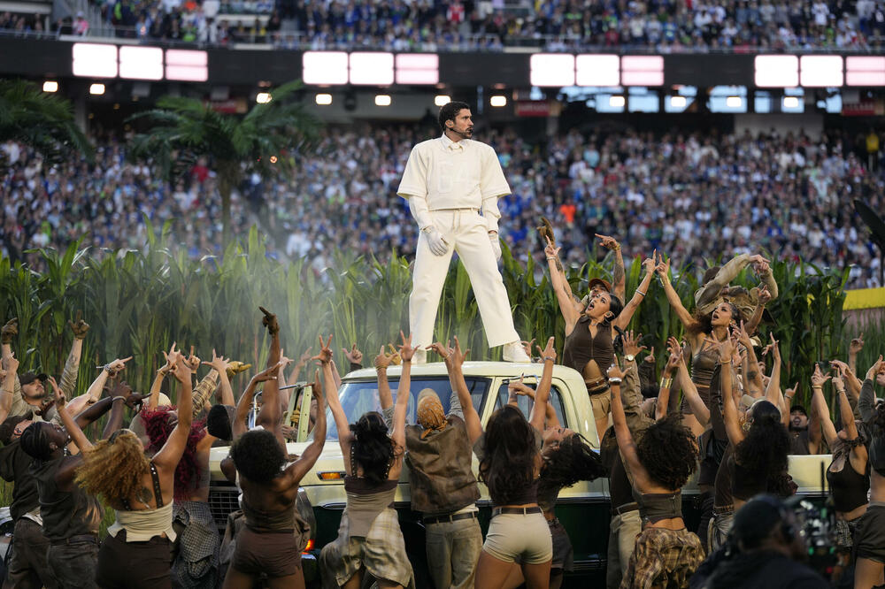 Bad Bani pretvorio Super boul poluvrijeme u portorikansko ljubavno pismo uz iznenađenje Lejdi Gage