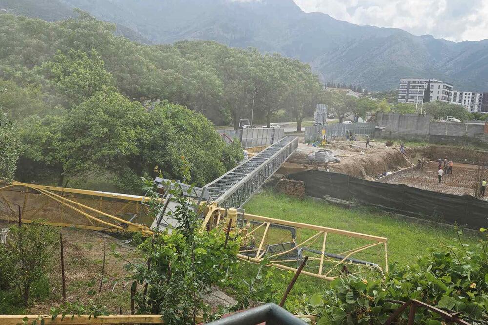 Bar: Dizalica sa gradilišta pala na porodičnu kuću, nema povrijeđenih