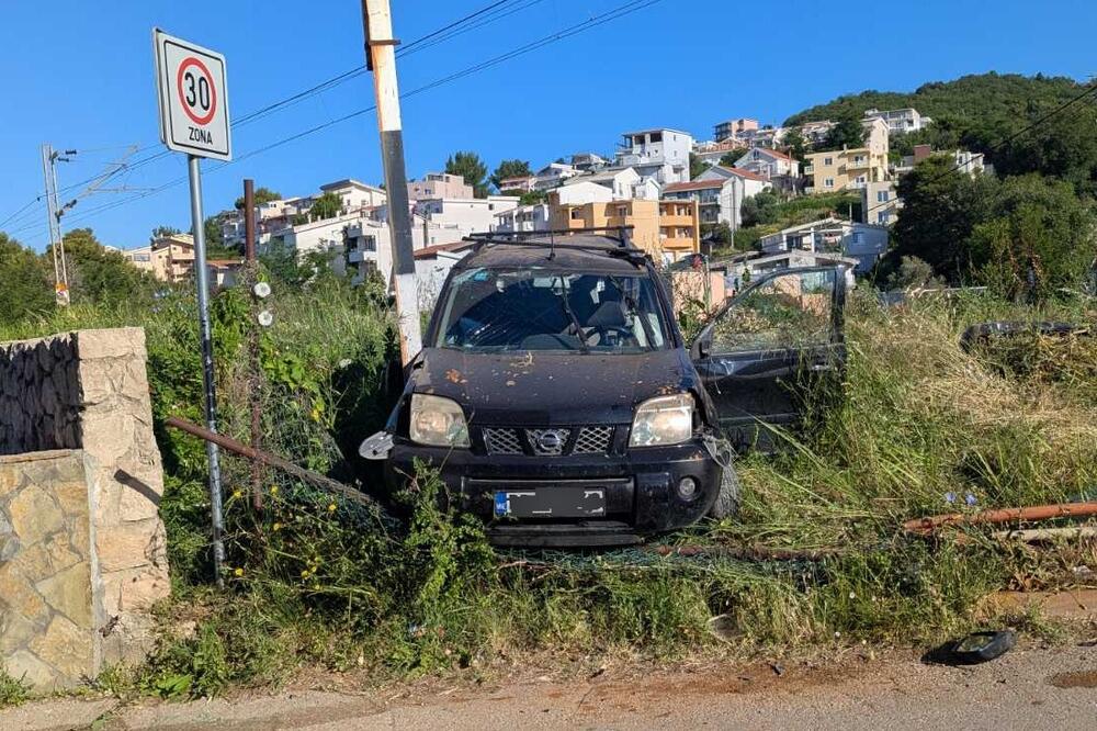 Bar: Voz udario u automobil, jedna osoba u životnoj opasnosti