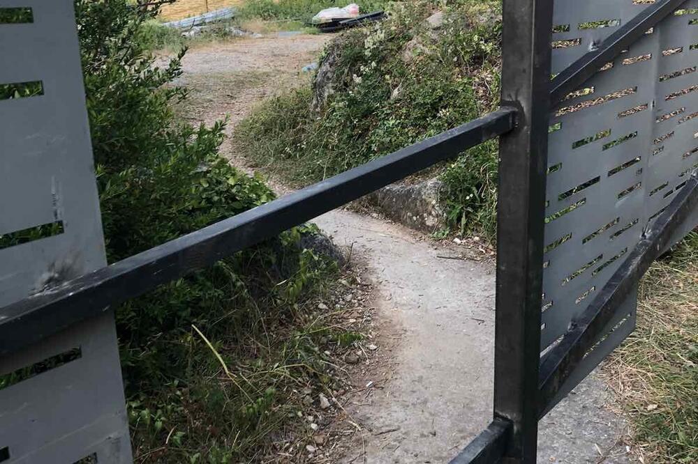 Barbići do kuća mogu samo čamcem: Nevolje starosjedelaca Boke sa novopečenim komšijama