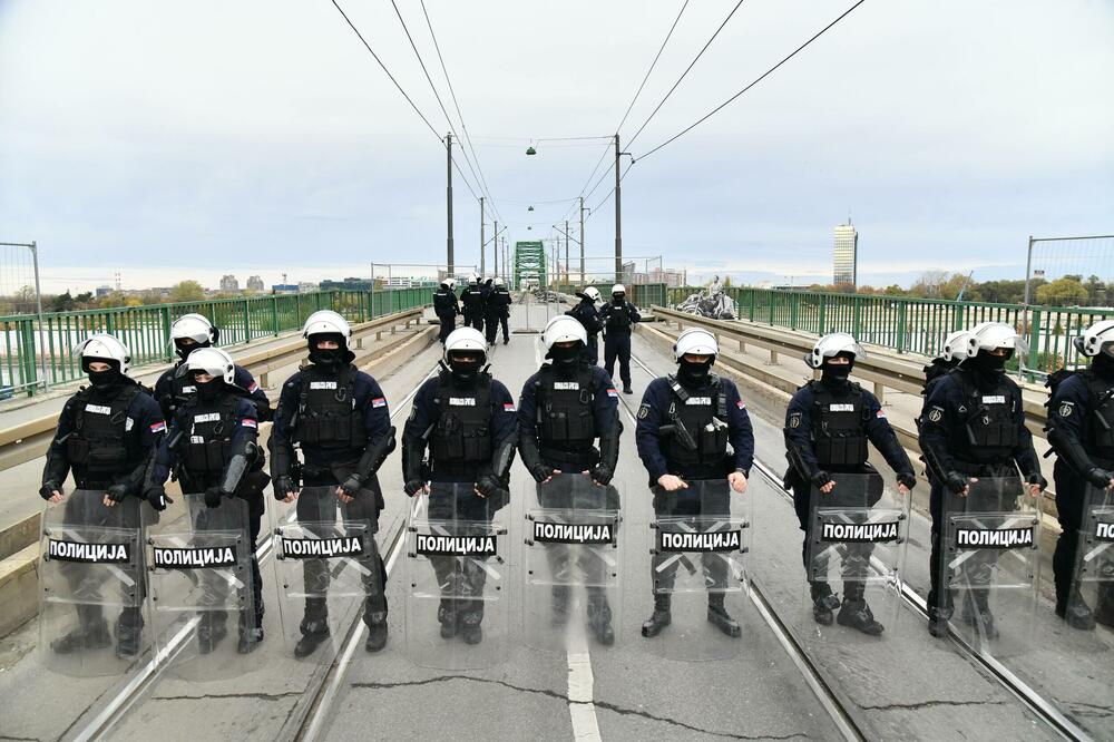 Beograd: Policija uklonila šator koji su aktivisti postavili na novobeogradskoj strani Starog savskog mosta