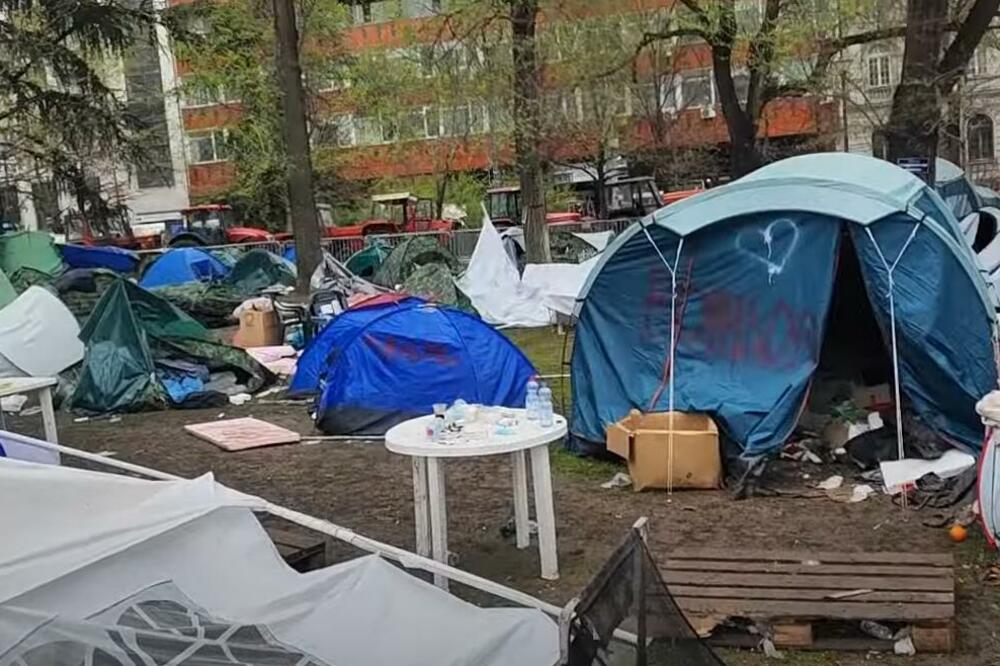 Beograd: Studenti 2.0 napustili Pionirski park, maskirane osobe napadale novinare N1 i KTV