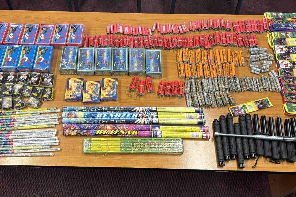Berane: Oduzeto skoro 3.000 petardi, 34 vatrometa, 350 prskalica i 15 metalnih palica na izvlačenje