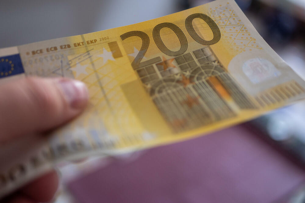 Berane: Osumnjičen da je pocijepao balon za mali fudbal, odvalio vrata kafe bara i ukrao 200 eura