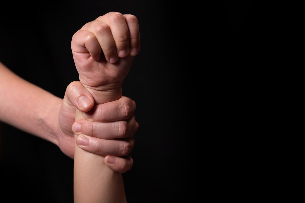 Berane: Zadržavanje do 72 sata osumnjičenoj da je nožem nasrnula ne ćerku i vukla je za kosu