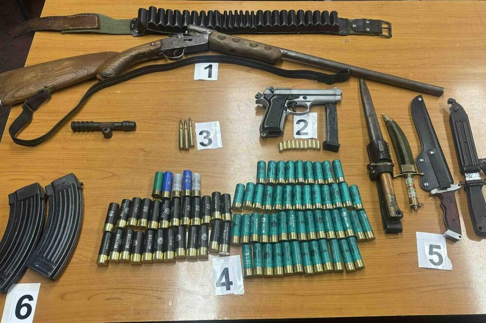 Beranska policija pronašla oružje, municiju i tablete, pocesuirane dvije osobe