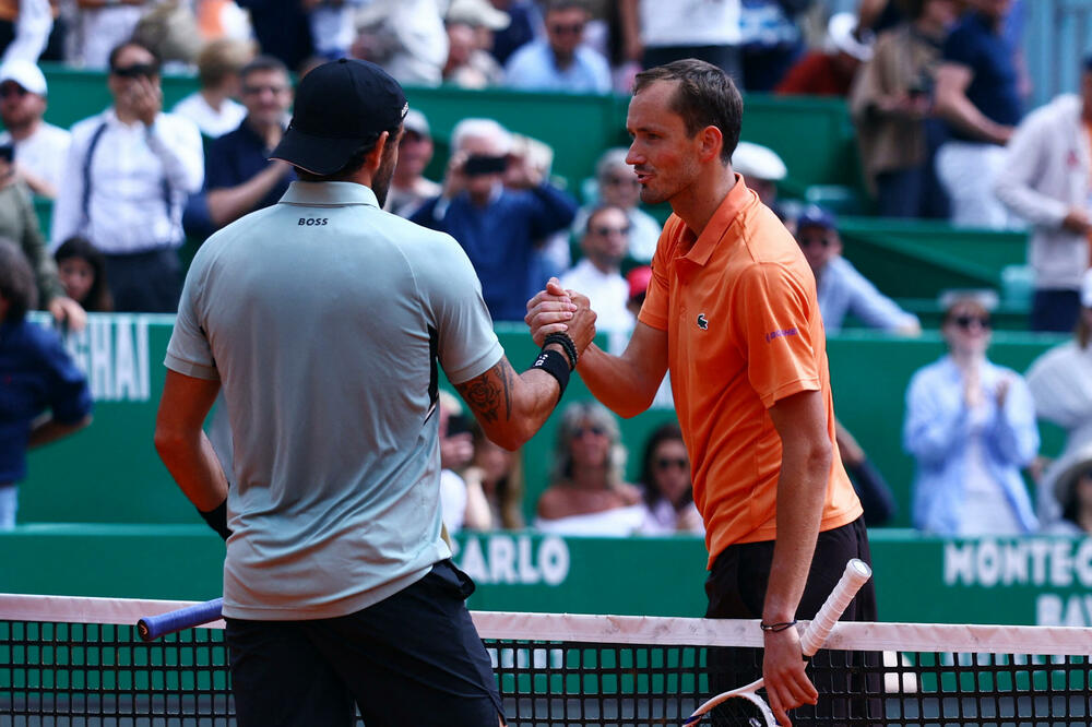 Beretini "odvezao bicikl", Rus lomio rekete