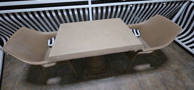 Betonski sto in 2 plasticne stolice