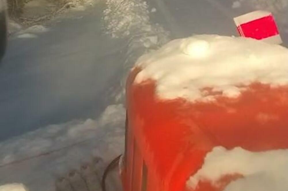 Bijelo Polje: Mještani sela Sokolac se žale da se put ne čisti, iz JKP "Komunalno" demantuju njihove tvdrnje