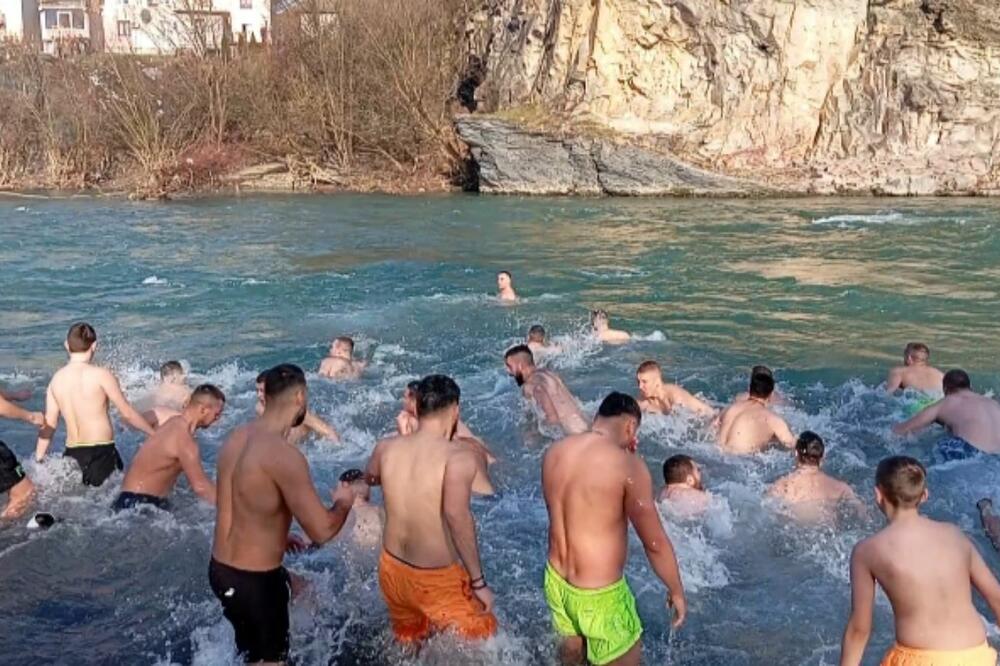 Bijelo Polje: Šćekić prvi doplivao do Bogojavljenskog krsta