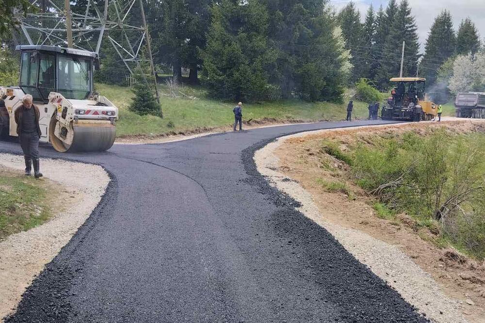 Bijelo Polje: Stigli prvi metri asfalta na putu Kovren - Gorice