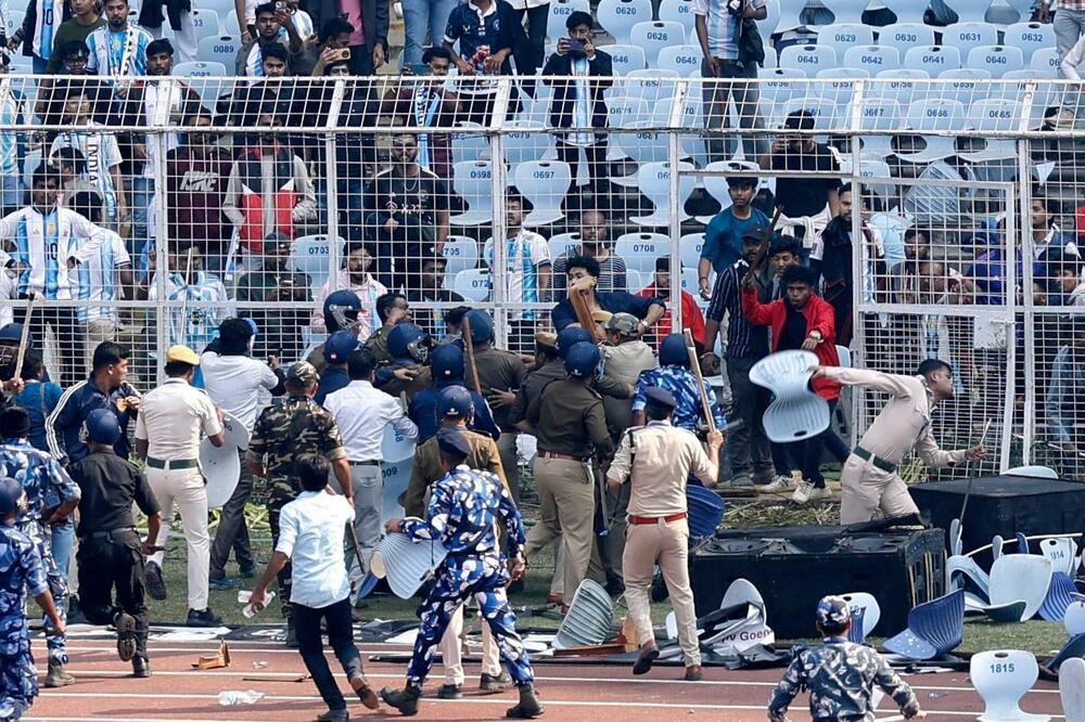 Bijesni navijači bacali stolice i flaše na Mesijevoj turneji u Indiji