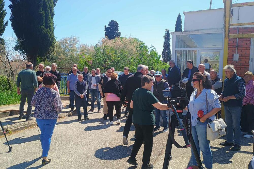 Bivši radnici Solane odustali od obustave saobraćaja: Policija zabranila blokadu puta, protest ispred zgrade Opštine