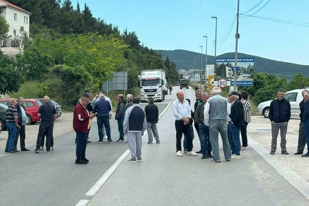 Bivši radnici Solane protestovali ispred Opštine Ulcinj; Mitrović: Pitao sam da se razmotri prodaja dijela imovine
