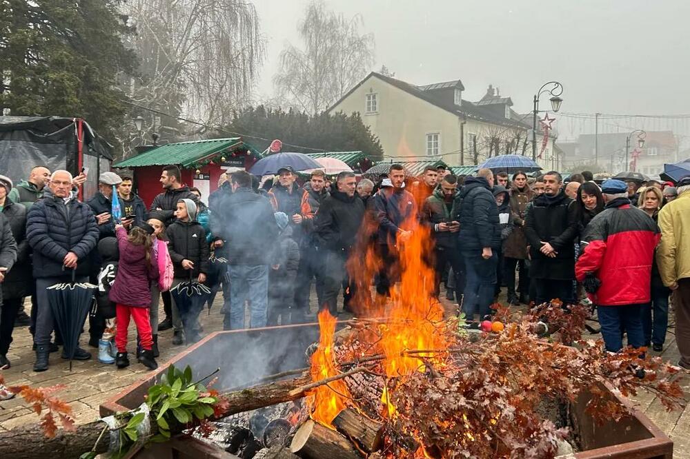 Bratstva Martinović i Borilović naložila badnjak na Dvorskom trgu