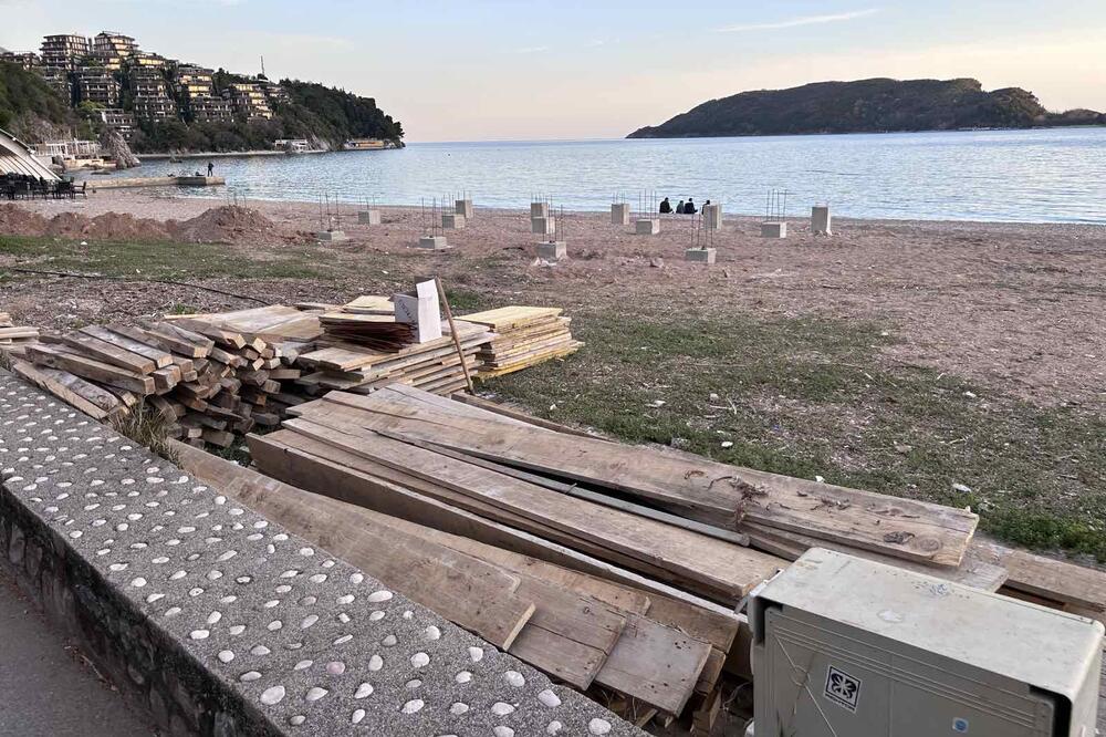 Budva: Betonski stubovi izliveni na sred Slovenske plaže