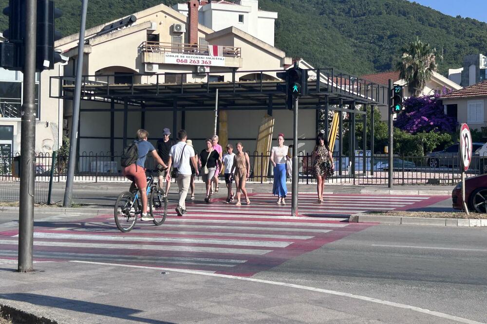 Budva: Divlji privremeni objekat nikao nadomak zgrade Opštine