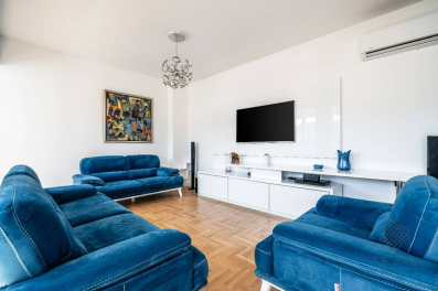 Budva, Malinski put, trosoban stan sa prostranom terasom i krovom od 60 m2