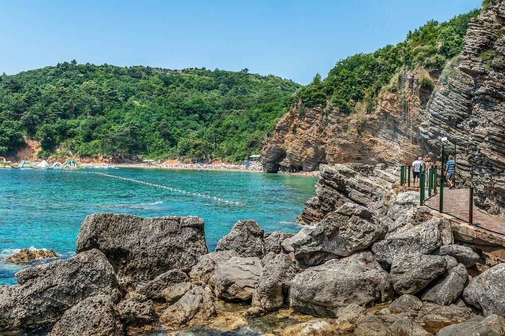 Budva: Poljakinja pala sa stijene, zadobila povrede glave