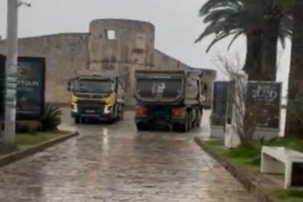 Budva: Teške građevinske mašine ispred zidina Starog grada, Slovinići pozvali Spajića da prestane da ćuti i reaguje