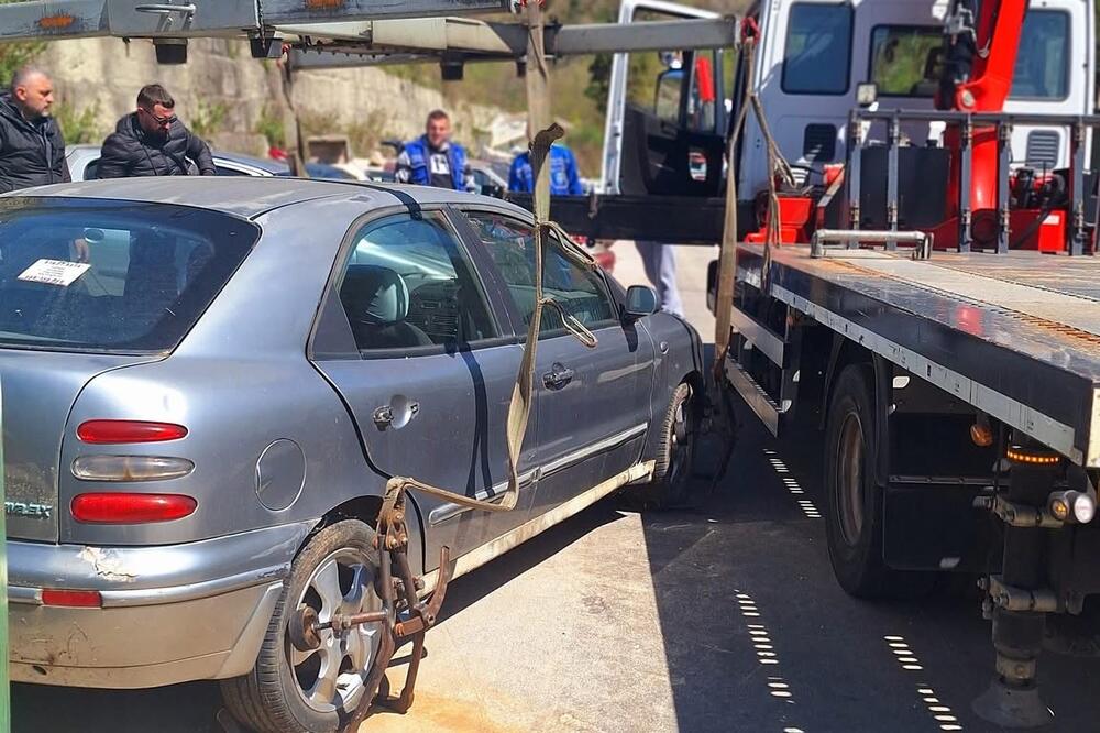 Budva: Uklonjena 23 stara automobila