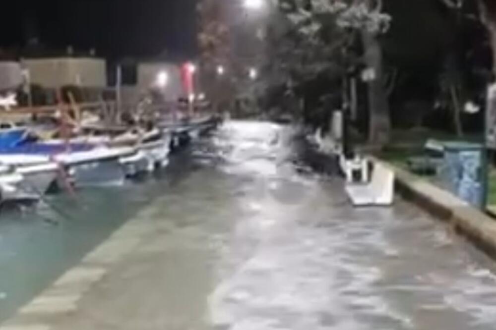 Budva: Voda prodrla u Stari grad, duva orkanski jugo, plimni talas doveo do podizanja nivoa mora 