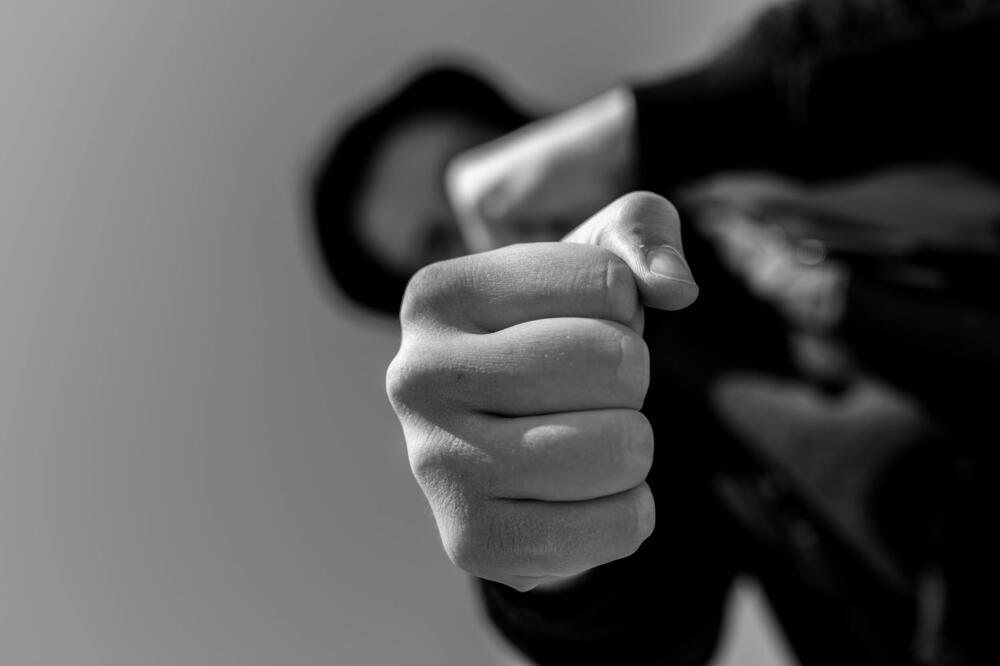 Budvanin pretučen, policija procesuira dvojicu mladića