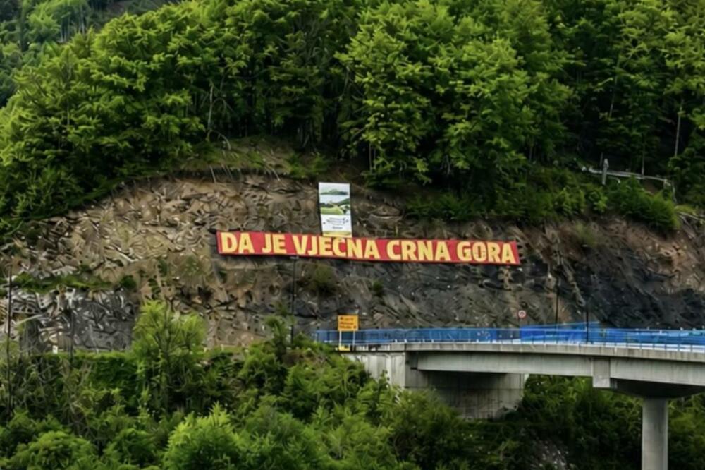 Bulatović: Kolašinci koji su pokušali da uklone transparent "Da je vječna Crna Gora" prijavljeni policiji