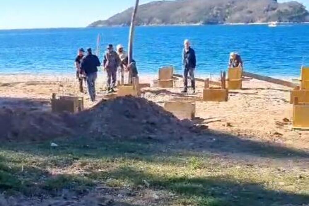 Carević uklonio betonske stubove na Slovenskoj plaži