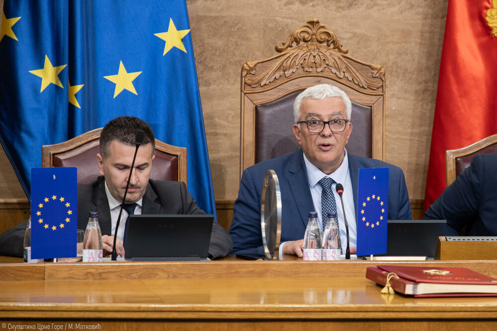 Čekaju Spajića da ugasi tinjajući požar