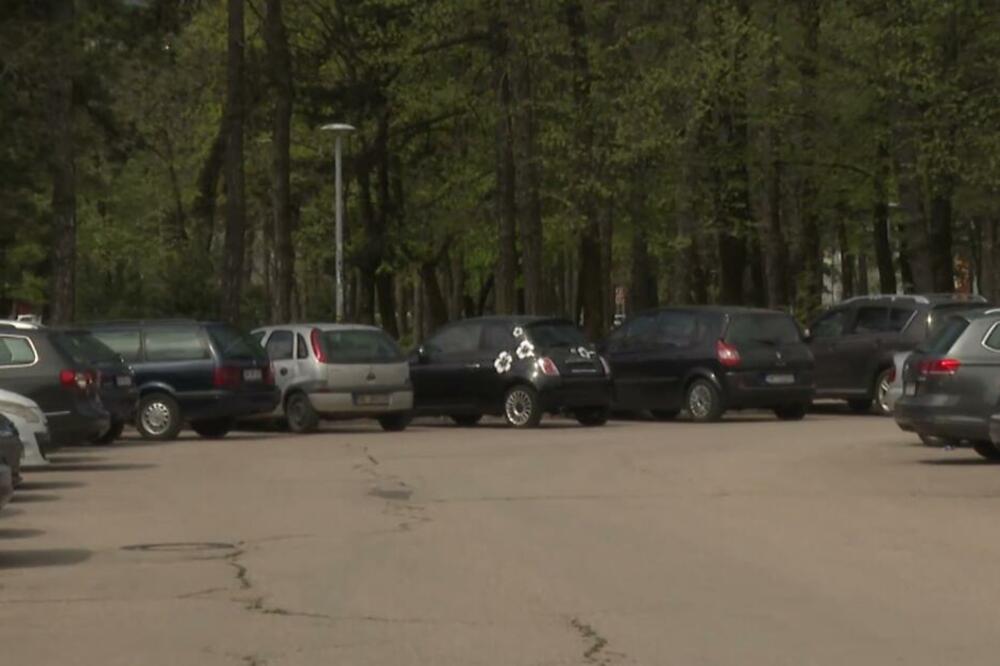 Centar Nikšića prebukiran parkiranim vozilima, na ulicama zastoji i kolone